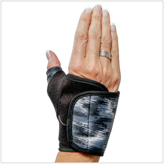 The 3pp Design Line Thumb Splint available in black is a non-bulky fully adjustable brace allows you to customize the compression and support level for optimal comfort.