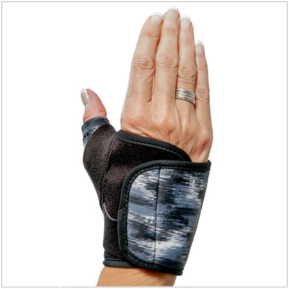 The 3pp Design Line Thumb Splint available in black is a non-bulky fully adjustable brace allows you to customize the compression and support level for optimal comfort.